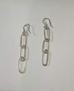 Bijoux de déclaration modernes et légers faits à la main Boucles d'oreilles pendantes à triple trombone pour femmes pour mariages et fêtes - Product Image 2