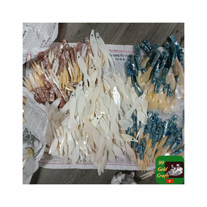 Élégante cuillère en nacre de conque conçue pour servir le caviar dans les occasions culinaires de luxe - Product Image 2