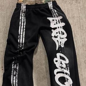 ชุดวอร์มฤดูหนาวแบบสองชิ้นสำหรับทุกเพศ ผ้าคอตตอน 100% น้ำหนักปานกลาง เสื้อฮู้ดดี้และกางเกงจ็อกเกอร์ สำหรับผู้ชายและผู้หญิง รับผลิตแบบ OEM พร้อมสกรีนโลโก้ ชุดกีฬา - Product Image 4