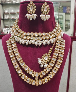 Ensemble de collier Kundan de qualité supérieure pour mariée avec Maang Tikka Travail Meenakari sur le dos Parfait pour les mariages, les tenues de soirée Ensemble de luxe - Product Image 1