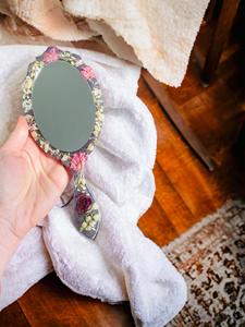 Miroir à main en résine avec finition lisse et brillante, parfait pour un usage quotidien, le maquillage ou des fins décoratives, ajoutant une touche élégante - Product Image 6