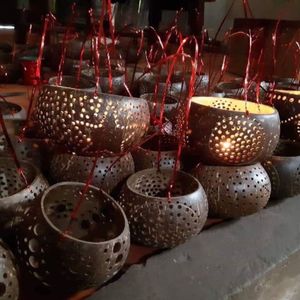 Lámpara rústica de concha de coco diseñada para brindar un ambiente tropical y encanto artesanal a cualquier habitación de su casa - Product Image 4