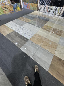 Carreaux en porcelaine émaillée polie aspect marbre 600x600 mm, finition gris mat brillant, haute qualité, carreaux de 24x24 pouces pour usage intérieur - Product Image 4