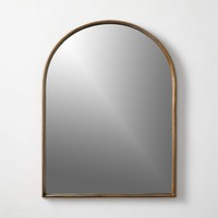 Miroir mural arqué Tesou en argent avec finition en feuille d'or antique, forme et épaisseur personnalisées, design moderne décoratif