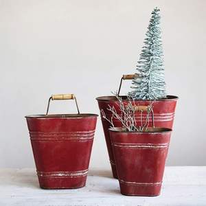 Grand seau de Noël en métal conçu pour la décoration intérieure sur le thème de la ferme rustique et les idées de rangement de cadeaux de Noël - Product Image 3
