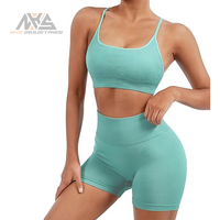 Nouvel Arrivage Ensemble de Sport pour Femme : Short Taille Moyenne et Soutien-Gorge de Sport Uni Élégant |   Ensemble respirant et écologique en Spandex/Nylon