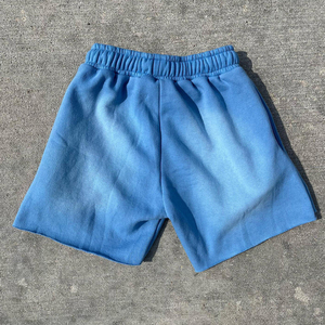 Short de sudation délavé à l'acide avec logo à impression bouffante personnalisée, ourlet brut en coton polaire avec poches zippées - Product Image 2