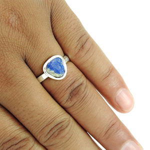 Fournisseur en gros de pierres précieuses lapis-lazuli naturelles en argent sterling 925 en forme de triangle, bague fine faite à la main, fabricant en vrac de bijoux - Product Image 1