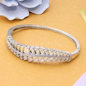 Elegante diseño ondulado Plata de Ley 925, brazalete de diamantes cultivados en laboratorio, piedra principal de circón para fiestas y bodas - Product Image 3