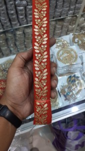 ที่กำหนดเองเครื่องทำริบบิ้นปักและลูกไม้ในการออกแบบต่างๆและในสีแดงที่มีด้ายทองทำงานสำหรับชุดแต่งงาน - Product Image 4