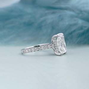 Anillo de Compromiso con Diamante Cultivado en Laboratorio, Corte Radiante, Certificado por IGI, con Banda Pavé y Halo Oculto - Product Image 2