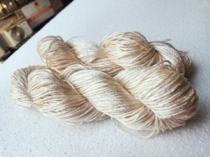 เส้นด้ายไหมมัลเบอร์รี่แบบกำหนดเองแหวนปั่นพื้นผิวเรียบเนียนสำหรับการถัก & ถักด้วยมือ - Product Image 2