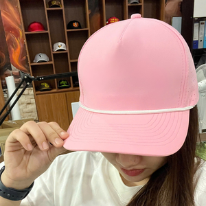 Muestra personalizada disponible para nuestra Gorra de golf Dry Fit, gorra ligera y transpirable con banda para el sudor que absorbe la humedad para los jugadores - Product Image 3