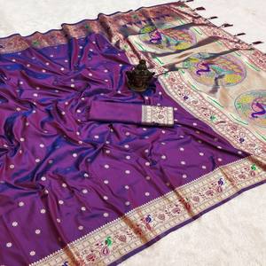 ผ้าไหมบาแนรัสแท้ VASTRA COTTAGE พร้อมลายปักด้วยด้ายซารีทั่วผืน ดีไซน์หรูหราด้วยพัลลูที่สวยงาม และเสื้อทอผ้าไหมแบบตัดสี - Product Image 5