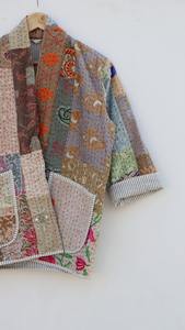 Veste d'hiver de style japonais fait à la main Robe Kantha brodée de fleurs avec motif de lettres imprimées en blocs Veste Kantha - Product Image 3