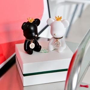 Purificador de Aire para Coche con Diseño Moderno de Oso Adorable, Plástico Sólido, Fragancias de Fresia, Rosa, Lavanda y Colonia, Diseño de Dibujos Animados Lindo - Product Image 1