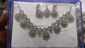 Superbe ensemble de bijoux en laiton classique AD Fashion pour femmes collier et boucles d'oreilles de mariée indienne rayonnante pour les fêtes - Product Image 6