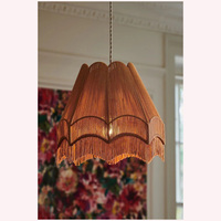Plafonnier en rotin et jute artisanal inspiré de Bali avec des détails en jonc de mer pour nouveau exotique