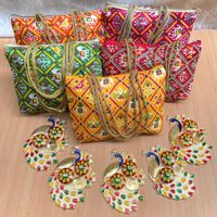 Nouvel arrivage de sacs fourre-tout en soie Patola fabriqués à la main Kumkum Platter Premium cadeaux de retour de mariage Combo sacs en papier promotionnels faits à la main