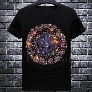 เสื้อยืดผู้ชายดีไซน์ล่าสุด สีสันตามสั่ง ผ้าฝ้ายแท้ 100% ระบายอากาศได้ดี ประดับด้วยคริสตัล เหมาะสำหรับใส่ลำลอง - Product Image 1