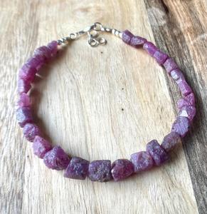 100% pulsera de rubí crudo Rosa Natural piedra de nacimiento de Julio cadena fina y joyería de eslabones con cuentas Idea de regalo 12-14 MM crudo - Product Image 1