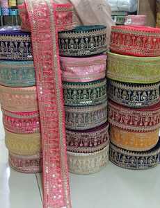 Rubans et lacets brodés à la machine sur mesure avec motifs floraux et couleurs multiples pour robes de mariée de 2.5 pouces de largeur - Product Image 3