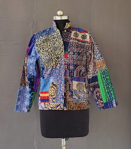 Chaqueta Sari vintage de seda cosida a mano, chaqueta de retazos, abrigo de seda Sari Kantha, Chaqueta corta de seda Sari para mujer - Product Image 3