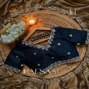 Sari de Seda Espacial de Diseño VASTRA COTTAGE con Trabajo de Cuentas Originales y Blusa de Seda Espacial a Juego para Fiestas, Bodas y Eventos Festivos - Product Image 5