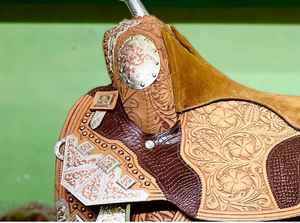 อานม้าแบบตะวันตกทำจากหนังลายม้าแบบพกพาสำหรับขี่ม้ารุ่นเบอร์กันดีสำหรับแข่งม้าแบบกำหนดเองได้สำหรับ2023 - Product Image 3