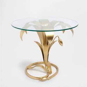 Mesa de salón de aluminio de inspiración floral con tapa de vidrio transparente adecuada para hogares tradicionales y contemporáneos - Product Image 1