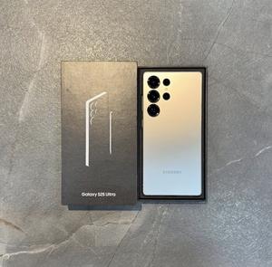 Samsung Galaxy S25 Ultra 100% Auténtico y Original, Pantalla AMOLED 2X, 512GB, Color Naranja Titanio - Product Image 1