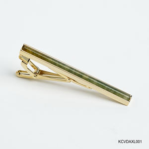 [Tinh Vu Collection] Pince à cravate de luxe pour homme plaquée or 18 carats - Pierre précieuse en agate verte Fengshui (KCVDAXL001) - Fabriqué au Vietnam - Product Image 1