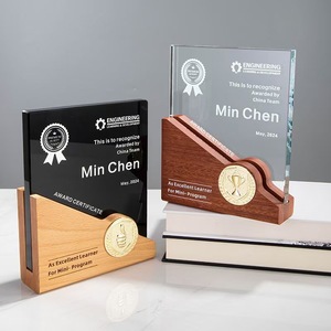 รางวัลคริลิคคริสตัลทรงสี่เหลี่ยมพร้อมฐานไม้ถ้วยรางวัลพิมพ์ UV ตามสั่ง - Product Image 2