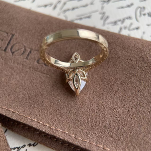 Anillo de diamante cultivado en laboratorio con corte marquesa en champán estilo Old Mine - Product Image 5