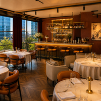 Mobilier commercial de luxe en cuir : Fauteuil confortable, chaise de salle à manger rembourrée, ensemble table ronde, banquette de restaurant pour hôtel