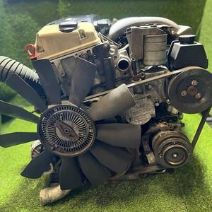 Conjuntos de motor diésel variados en stock, incluyendo bielas, compatibles con OM460LA, OM441LA, OM422, OM457LA, OM501LA y OM906LA, y conjuntos de cilindros. - Product Image 5