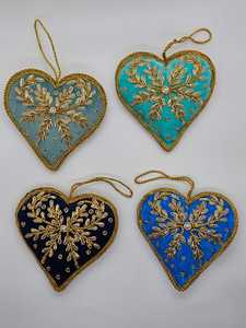 Venta al por mayor de adornos navideños colgantes festivos, bonitos adornos en forma de corazón personalizados con gráficos bordados - Product Image 6