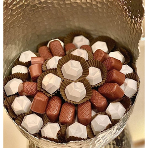 Bol à chocolat en métal gris de qualité supérieure avec découpe de style moderne dessus de table servant des desserts écologiques pour les mariages - Product Image 5