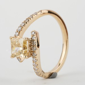 Princesse Cut Jaune Couleur Lab Grown Diamond 14 k Gold Band Round Cut Pave Set Diamond Ring With VS Clarity IGI Certified Diamond - Product Image 3