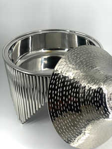 New Look Hot Pot Utensilios de cocina Diseño de lujo Cazuela de metal de alta calidad con tapa martillada para el hogar y la boda Usos hechos a mano - Product Image 6