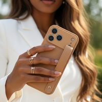 Étui de téléphone de luxe en cuir véritable du fabricant avec sangle de maintien, logo métallique en relief, design paysage naturel pour 17 Pro Max