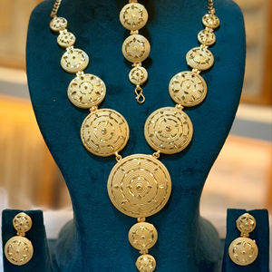 Collier et boucle d'oreille en or 24 carats élégant serti d'un design complexe en forme de poire. - Product Image 1