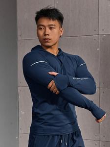 เสื้อฮู้ดออกกำลังกายผู้ชายทรงเข้ารูป ออกแบบมาสำหรับการฝึกเพาะกาย - Product Image 3