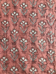 Tela de Algodón Estampada a Mano con Base Color Durazno y Motivos Florales Estilizados |   Textil con Motivos Tradicionales Indios - Product Image 3