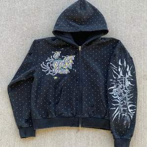 Fabricante personalizado de peso pesado desgastado bordado parche cremallera chaquetas Zip up ácido lavado Rhinestone Sudadera con capucha - Product Image 1