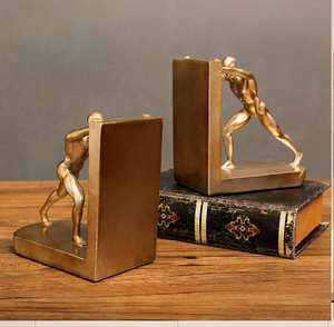 Porte-livres dynamiques en or « Pushing Men » pour un bureau motivé. Disponible aux prix de gros. - Product Image 1