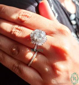 Bague de fiançailles en moissanite taille cluster de 1,50 carat, pierres latérales en zircone cubique, or blanc, sertissage vintage à griffes pour mariage féminin - Product Image 2