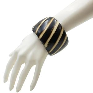 Elegancia vibrante: brazaletes de resina multicolor Premium Fusión de moda: impresionantes brazaletes articulados de resina multicolor - Product Image 4