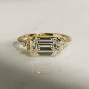 Anillo Apilable de Oro de 14K con Diamante Cultivado en Laboratorio de Corte Esmeralda de 1.01CT, Brillante, Ideal para Regalo de Compromiso o Fiesta, Joyería para Novia - Product Image 1