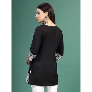 Descubra la fusión perfecta entre simplicidad y refinamiento con nuestro cómodo Kurti corto de algodón negro para mujer. - Product Image 5